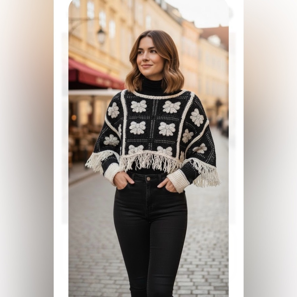 House of Harlow 1960 Black and White Floral Poncho .